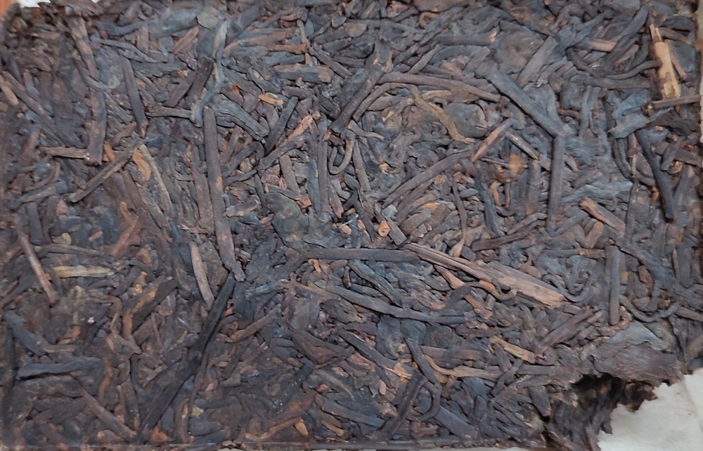 Шу пуэр в блинах и плитках Шу Пуэр 1998 г. плитка 250г., с древних деревьев.